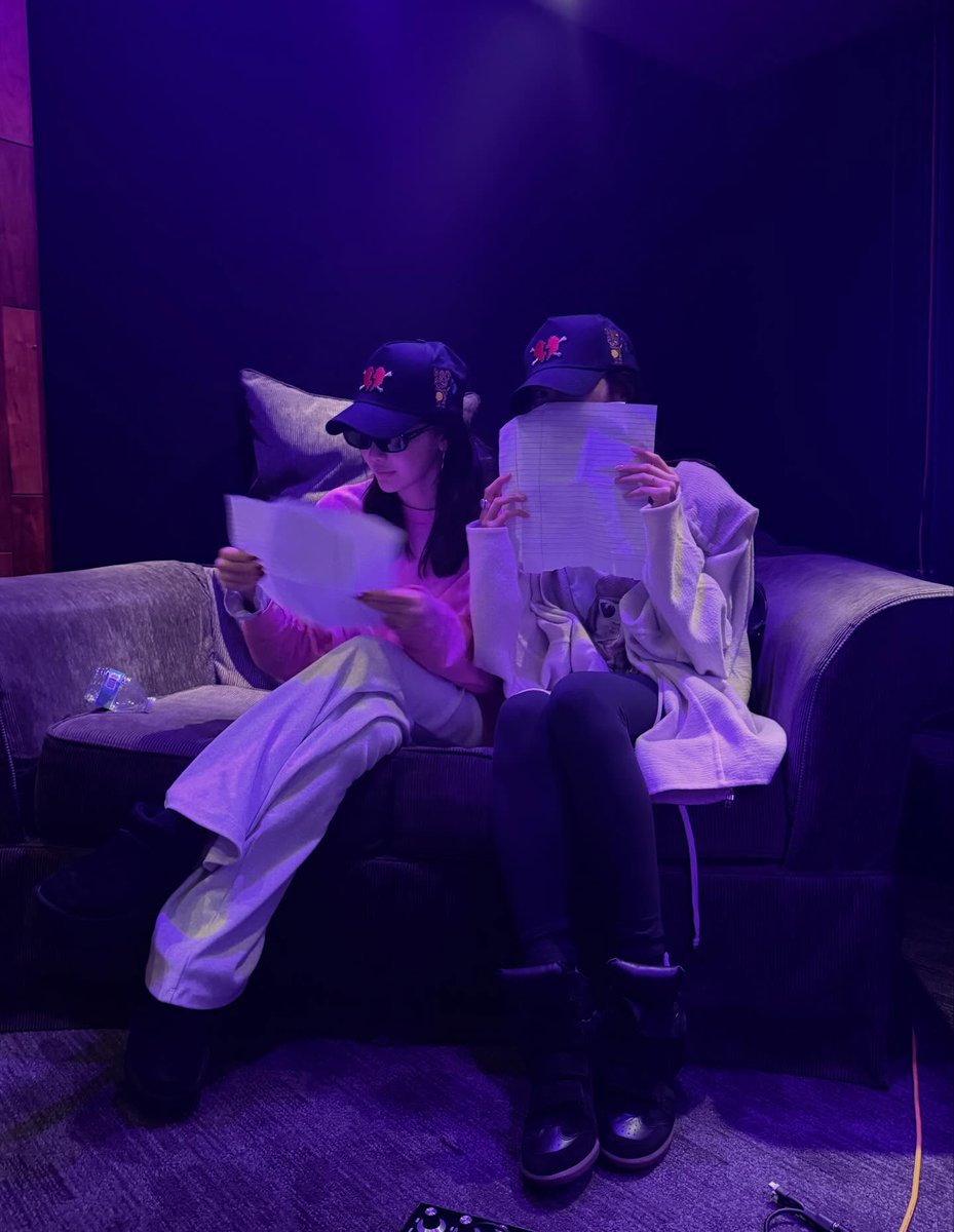 생각해보니 그렇네 ㅁㅊ
닝젤은 항상 스케쥴이면 지잴이 반지 꼈고 그게 아닌 사석에서는 링링이가 꼈었는데 (떨어져 있을땐 둘 다 낌)
1, 2: 서로 떨어져있을때
3: 같이 있는데 스케쥴 아닐때
4: 스케쥴인데 같이있을때
공식 스케에선 단 한 번도 같이 낀 적이 없음...너무무서워(p