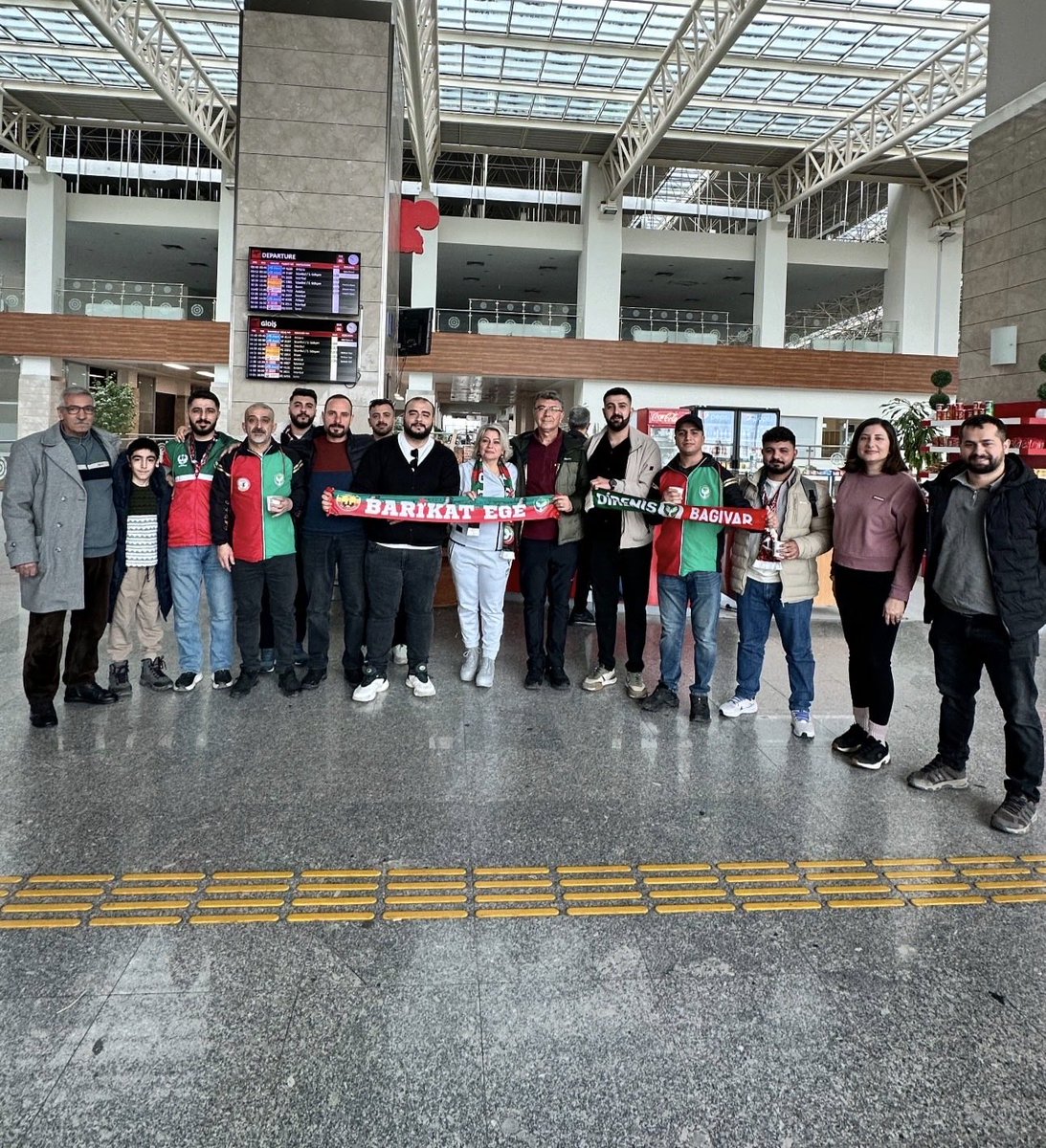 Taraftar gruplarımız ve yönetim kurulumuz bir arada tek yürek 

Tebrikler 💚❤️ #AmedsporYıkılmaz