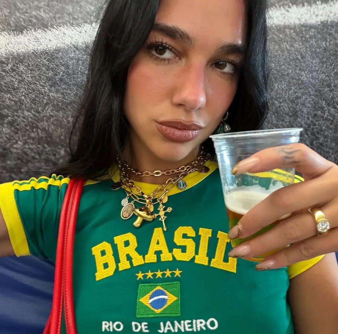 dualipabrasil's tweet photo. “Com a saída de Bolsonaro e o retorno de Lula à presidência, o país, em muitos sentidos, voltou a respirar. Mais importante ainda, recuperou sua memória.”

— Dua Lipa fez uma reflexão sobre o autoritarismo envolvendo Bolsonaro, ditadura e cinema brasileiro, via Service95. https://t.co/Skt3rwDw1f