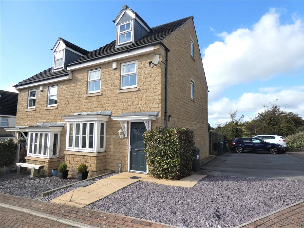 robertwatts_'s tweet photo. Introducing our house of the day 🔑 

📍 Springfield Court, Liversedge, WF15 
💷 Asking rent: £1400 pcm 
🛌 Three bedrooms | 🛁 Two bathrooms 

Get in touch today to find out more and book a viewing with our lettings team. 
https://t.co/mqz21Wc8JC https://t.co/YLy4Mnhive
