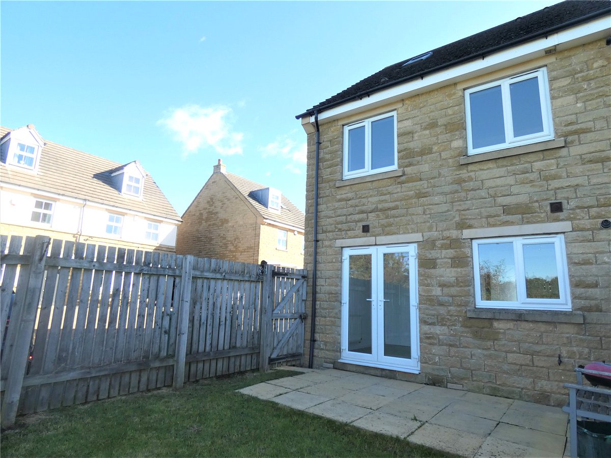 robertwatts_'s tweet photo. Introducing our house of the day 🔑 

📍 Springfield Court, Liversedge, WF15 
💷 Asking rent: £1400 pcm 
🛌 Three bedrooms | 🛁 Two bathrooms 

Get in touch today to find out more and book a viewing with our lettings team. 
https://t.co/mqz21Wc8JC https://t.co/YLy4Mnhive