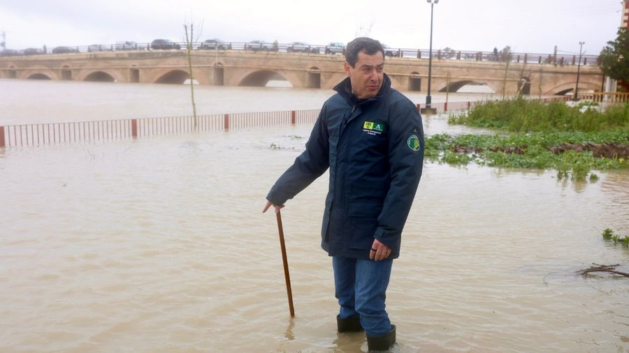 peralvarezm's tweet photo. Señor Consejero @antoniosanz:
¿La recomendación, incluso prohibición según sus propias palabras, de acercarse a los cauces, no era para todos?
¿Acaso @JuanMa_Moreno está x encima de todo y todos?
@AndaluciaJunta @ppandaluz 
@psoeandalucia @_PorAndalucia @AdelanteAND @iuandalucia https://t.co/c2WByxnoTV