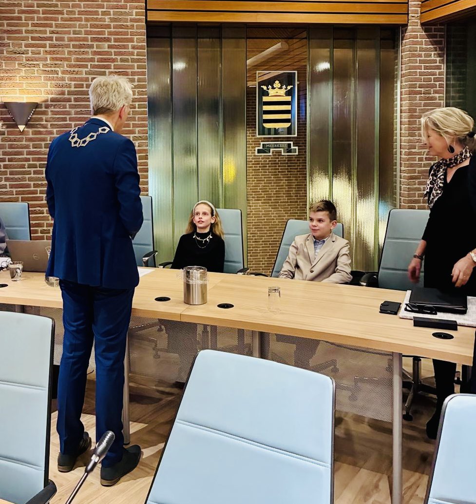 SjorsFrohlich's tweet photo. De nieuwe kinderburgemeester Puck is geïnstalleerd tijdens de raadsvergadering van @5heerenlanden. 
Een prachtig moment. 

We namen ook afscheid van de allereerste kinderburgemeester Mats die het gewéldig heeft gedaan. Zijn afscheidsspeech was ook weer hilarisch. 

Dank voor de samenwerking en je mooie kado. Het tegeltje krijgt een ereplek!

En Puck: Succes, we gaan er iets moois van maken!!