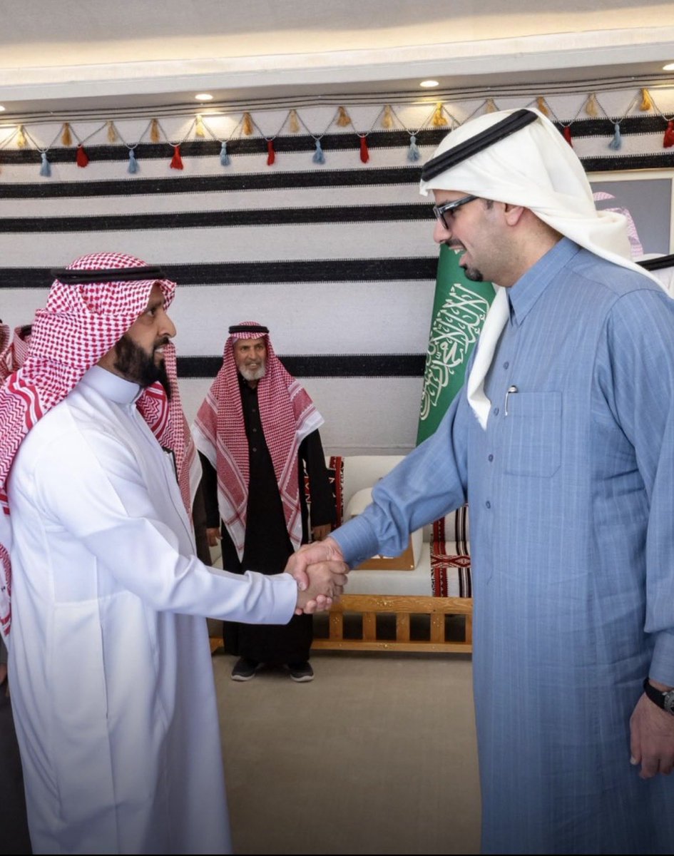 AdelAlomran's tweet photo. صاحب السمو الأمير د. فيصل بن عيّاف، أمين
منطقة الرياض، يزور مركز #جلاجل ويلتقي بعدد من الأهالي ضمن جولته التفقدية لمحافظة #المجمعة ،
ويقف على عدد من المشاريع القائمة في المركز
ومستوى الخدمات البلدية المقدمة. https://t.co/lMTEKISF5e