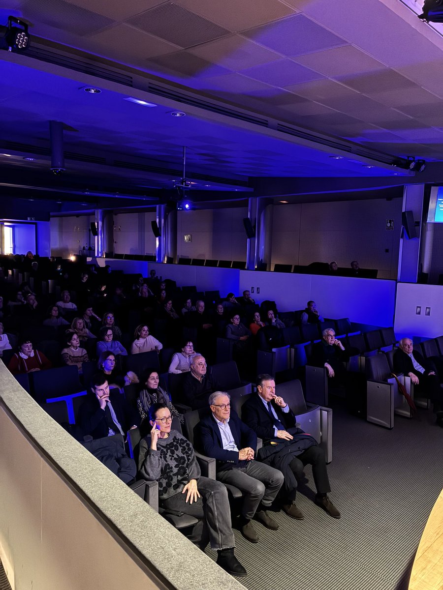 elCirculoBurgos's tweet photo. Ayer, Pilar Alonso Abad inauguró con gran éxito el ciclo de conferencias del Círculo Católico con “Radiografía del alma: el retrato como espejo de lo humano”, presentada por @mjabato. Una invitación a mirar más allá del rostro y descubrir la identidad en la mirada. #UBU 🎨🖼️ https://t.co/NV5v9GmfQ0