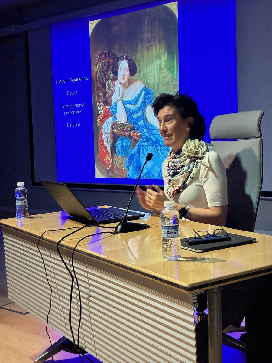 elCirculoBurgos's tweet photo. Ayer, Pilar Alonso Abad inauguró con gran éxito el ciclo de conferencias del Círculo Católico con “Radiografía del alma: el retrato como espejo de lo humano”, presentada por @mjabato. Una invitación a mirar más allá del rostro y descubrir la identidad en la mirada. #UBU 🎨🖼️ https://t.co/NV5v9GmfQ0