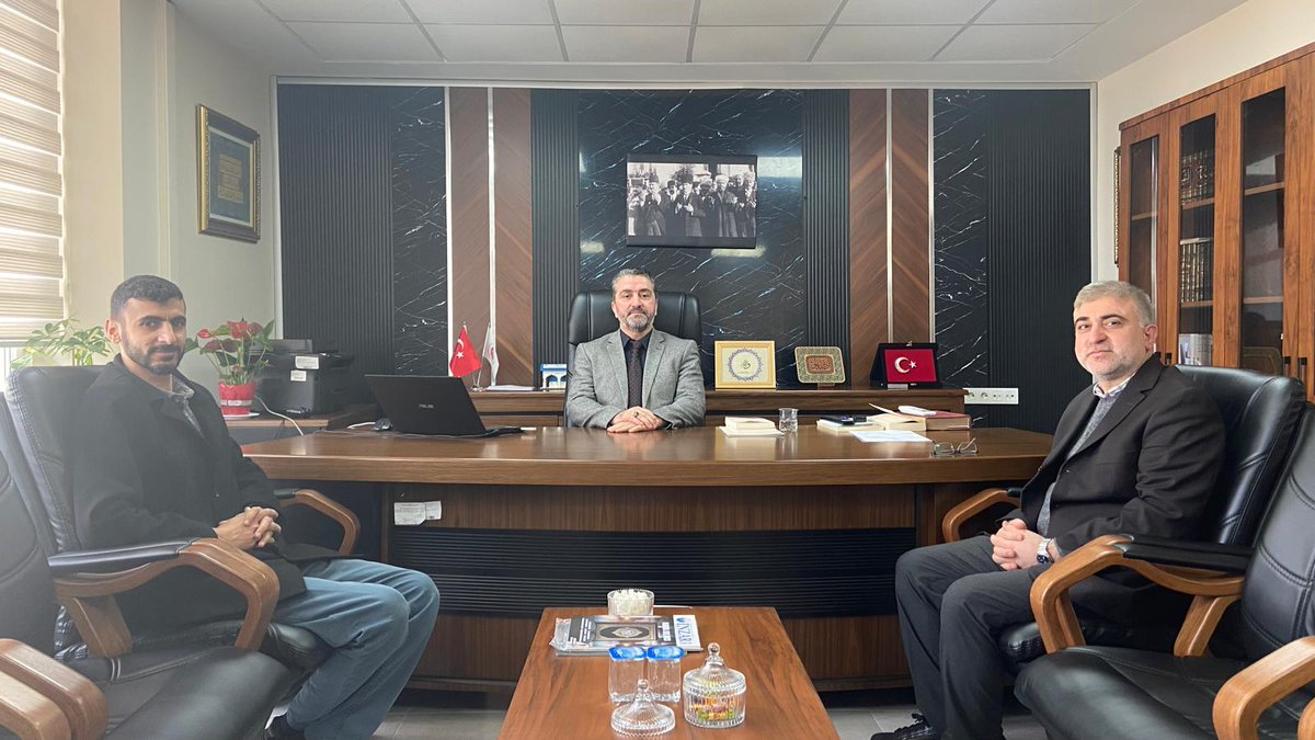 Dernek başkanımız Mevlit Akkılıç ve başkan yardımcımız Ahmet Ural, Karamürsel İlçe Müftüsü Dr. Caner Akdemir'i ziyaret etti.Derneğimizin yaptığı faaliyetler ve müftümüzün akademik çalışmaları hakkında bilgi alışverişinde bulunuldu.Sayın müftümüze kabulleri için teşekkür ediyoruz.