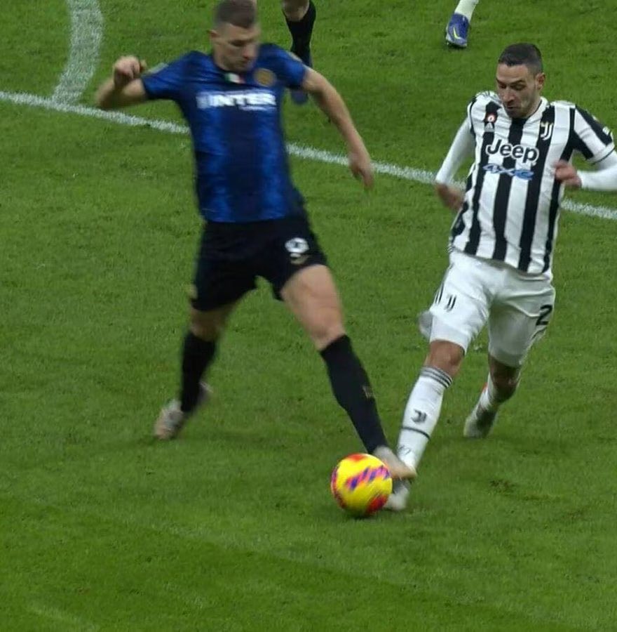 Codifica dello “Step on foot”

🌎✅ Nel mondo sempre fallo
🇵🇹🚫 Su Conceicao non è fallo nemmeno se l’avversario lo ammette
⚫️🔵 A volte se lo commetti ti regalano un rigore