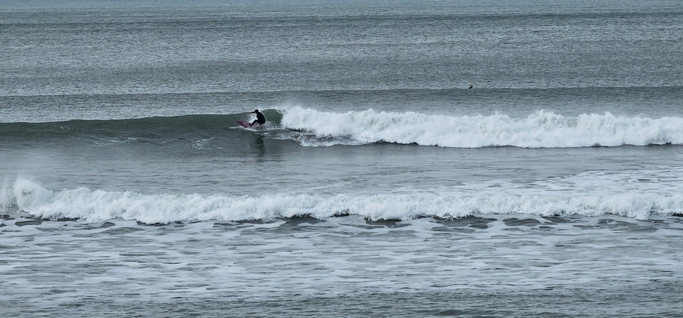 2 to 3ft clean waves with a moderate offshore wind, 13knt E. Air 6C, sea 9.4C, high tide 20:23 and 08:39, low tide 13:42 #SurfReportLahinch