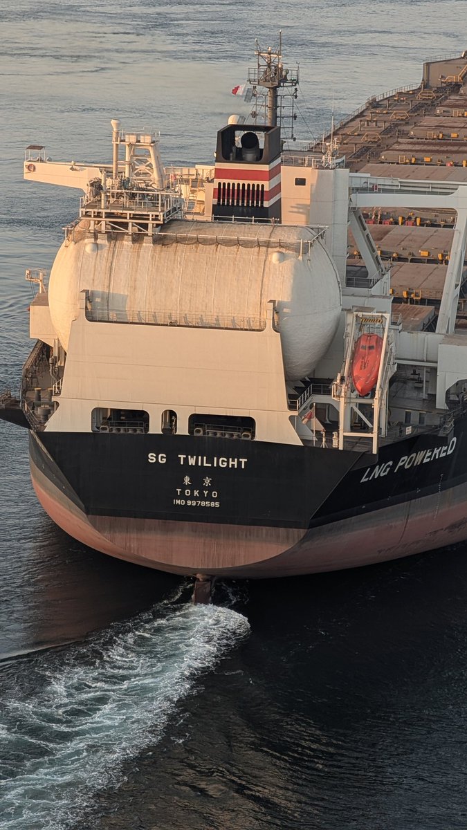 Pw5wQrblVFhPC2j's tweet photo. 何時かのお船見🛳️
番外編🛳️
当コーナー2度目の登場🛳️❗️
NYK日本郵船㈱運航，所有，管理⚓️
ケープサイズ型，LNG二次燃料船🛳️
「SG   TWILIGHT」号🛳️
夕陽迫る来島海峡を航行しました🛳️✨️
全長299.99m  総トン数110,334㌧
JMU津事業所建造🏗️  2025年2月竣工⚓️
巨大船はロマンだ🛳️✨️ https://t.co/64ag0K3gtc