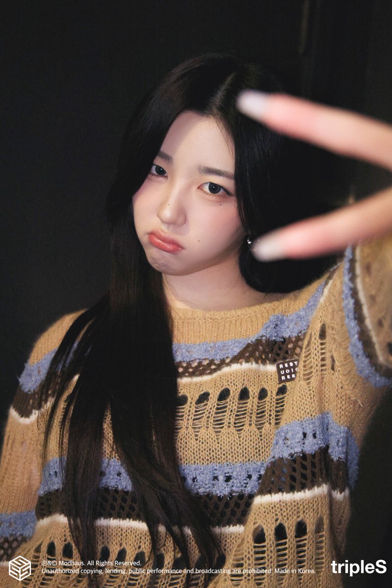 _sohyunpark_'s tweet image. Hmm...! Here are a few photos from the Shanghai fan meeting. Striking a simple pose isn’t that hard. It might even become a #favorite of mine.