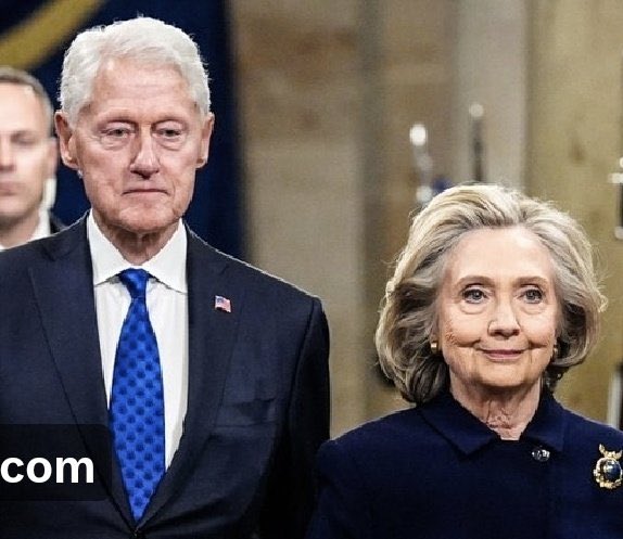 Hillary Clinton, kendisi ve eşinin Epstein skandalları kapsamında Kongre’de ifade vermeye çağrılmasına şu sözlerle yanıt verdi:

“Oyunları bırakalım. Eğer bu yüzleşmeyi istiyorsanız, o zaman herkesin önünde, açıkça olsun.”

Ya karşılıklı bir suskunluk olacak, ya da topyekûn bir