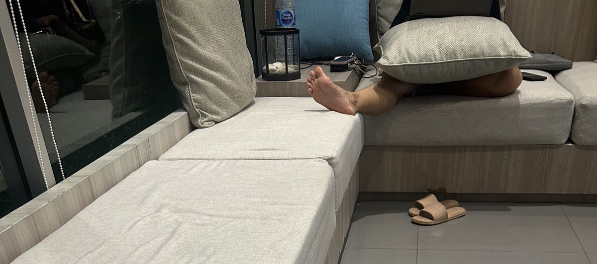 อันนี้เป็นพฤติกรรมอะไรที่กูรังเกียจในพื้นที่ส่วนกลางคอนโดกูมาก มาก enough จนแทบไม่มาใช้ฟรีทั้งที่จ่ายส่วนกลางปีละสอฃหมื่นกว่าบาท 

ทั้วไทย ทั้งต่างชาติ คือการเอาตีนพาดโซฟา (ท่าไหนก็มีหมด) เป็นเรื่องปกติเหรอ ถ้าจริงกูจะได้ยอมรับ หรืออันนี้มันแจ้งนิติได้