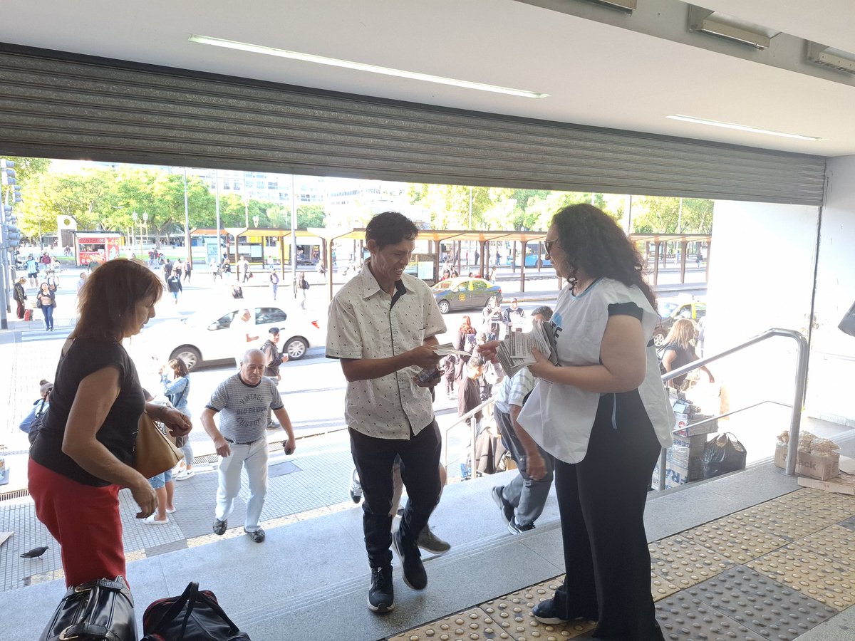Estamos en las Estación Once del Tren Sarmiento para decir: #NoALaReformaLaboral 📣