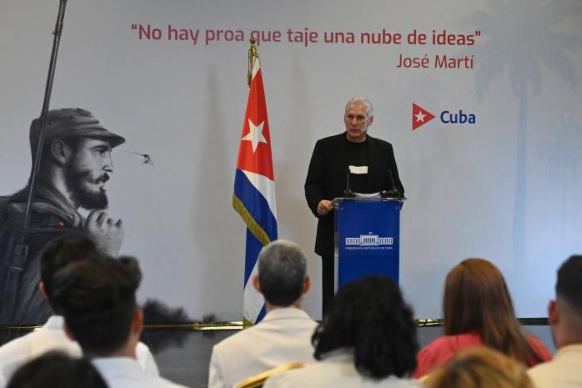 Küba ABD'ye sadece direnişle değil, devrimci yaratıcılıkla yanıt veriyor: Díaz-Canel basın toplantısında konuştu

📌Küba başarısızlığa uğramış bir devlet değil, dünyanın en büyük gücünün en büyük baskısına direnmeye devam eden bir ülke.
📌Enerji ablukası olsa bile, ülkemize yakıt