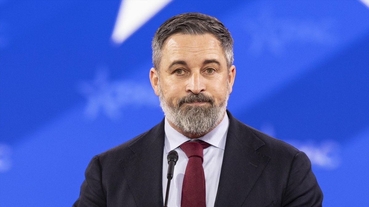 Rafael_Narbona's tweet photo. AYUSO, MAR Y ABASCAL, OS VAIS A ENTERAR

Dado que en España se puede amenazar impunemente a un ministro y un ex vicepresidente, yo voy a amenazar a Ayuso, MAR y Abascal porque me lo pide el cuerpo y la mente. Yo no voy a enviar a unos matones a romperos los dientes, pero os voy a confinar un fin de semana en una biblioteca, sin dejaros otra opción que leer a poetas como Antonio Machado, García Lorca, Miguel Hernández, Pablo Neruda, Gabriel Celeya, Blas de Otero o Ángel González. Estoy seguro de que preferirías recibir una paliza y acabar en un hospital, pues sois alérgicos a la inteligencia, la sensibilidad y la ética, pero yo soy más despiadado que Daniel Esteve y nos os dejaré salir de la biblioteca hasta que seais capaces de memorizar estos versos:

¿Quién salvará a este chiquillo
menor que un grano de avena?
¿De dónde saldrá el martillo
verdugo de esta cadena?

Que salga del corazón
de los hombres jornaleros,
que antes de ser hombres son
y han sido niños yunteros.