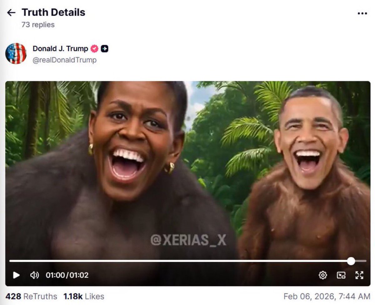 Aesalerte's tweet image. 🇺🇸❌ Scandale raciste — Donald Trump partage une vidéo où les visages de Barack et Michelle Obama sont incrustés sur des singes, avec la chanson The Lion Sleeps Tonight.
Une insulte raciale qui choque et déclenche une vague d’indignation en ligne. #Racisme #Trump