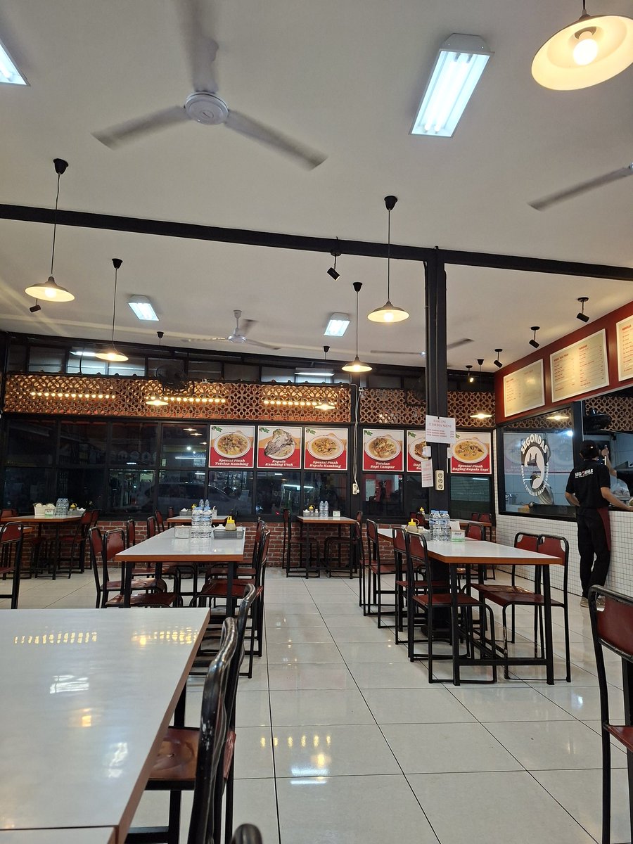 sashumie's tweet image. masih menjadi misteri... ini tempat makan ril sepi banget cuma gw yg dateng TP MAKANANNYA MURAH BANGET DAN ENAK??? LU PADA KEMANA SIH NI WAJIB RAME MENURUT GW