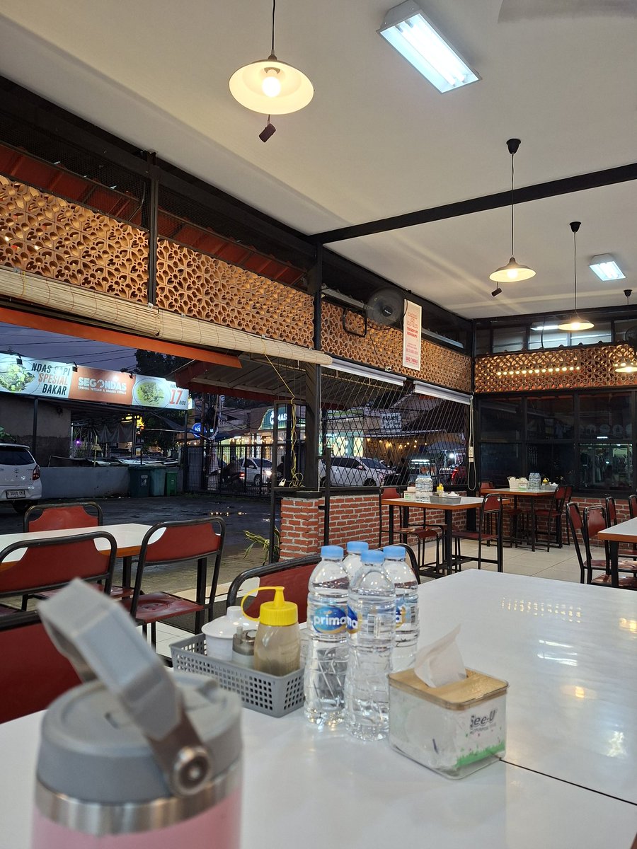 sashumie's tweet image. masih menjadi misteri... ini tempat makan ril sepi banget cuma gw yg dateng TP MAKANANNYA MURAH BANGET DAN ENAK??? LU PADA KEMANA SIH NI WAJIB RAME MENURUT GW