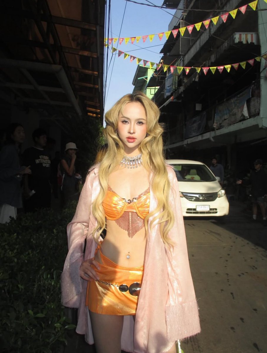 โลถ่ายmv ว่าสวยแล้ว เจอคนสวยสีส้มจี๊ดไปคือสวยจึ้ง หุ่นสับมากกด้วยซ้ำ แล้วแฮนน่าเหมือนตัวแทนนักท่องเที่ยวมาก i love เมืองไทย สุดๆ 

#4EVEGirlsLikeMe_MV 
#Hannah4EVE