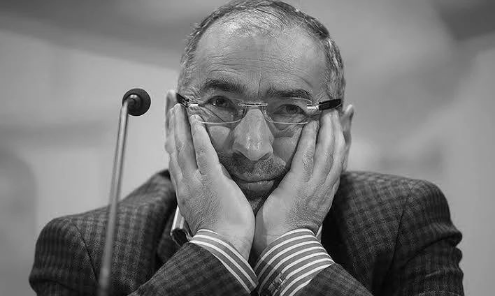 یک تحلیل‌گر سیاسی را نام ببرید که از قبلِ ۵۷ تا امروز، تمام تحلیل‌هایش غلط بوده، اما هنوز از رو نرفته. 
تازه میگه تک تک سلول‌هاش لیبراله‌🍍