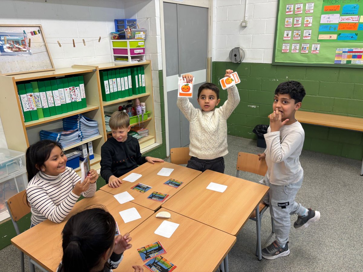 IERAlberti's tweet photo. A cicle inicial descobrim el vocabulari en anglès dels colors, la roba i les fruites mitjançant jocs, memorys i activitats manipulatives🎲🍓🍍 https://t.co/ikAsBoBE6K
