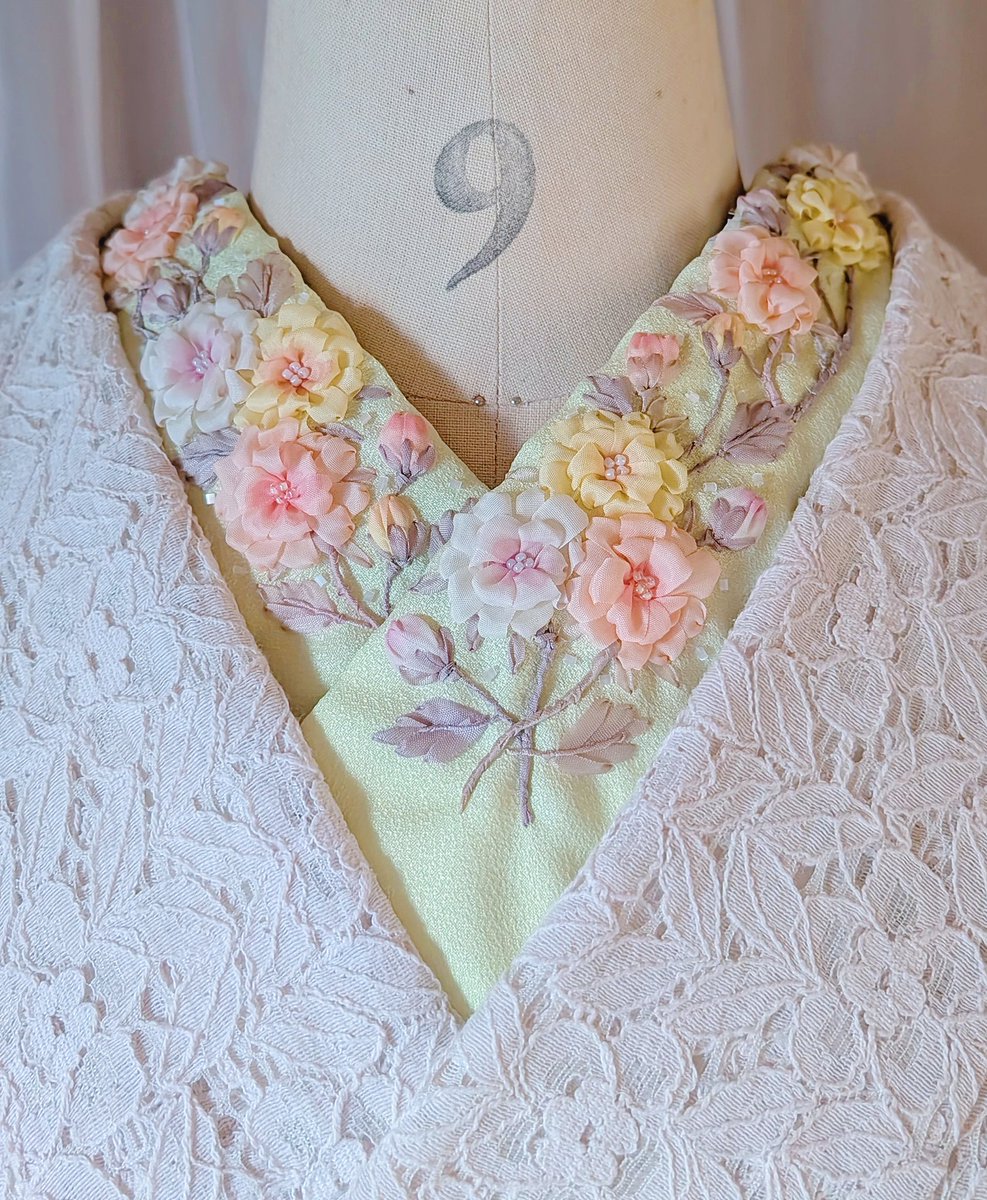 黄色い花の半襟 #刺繍半襟
