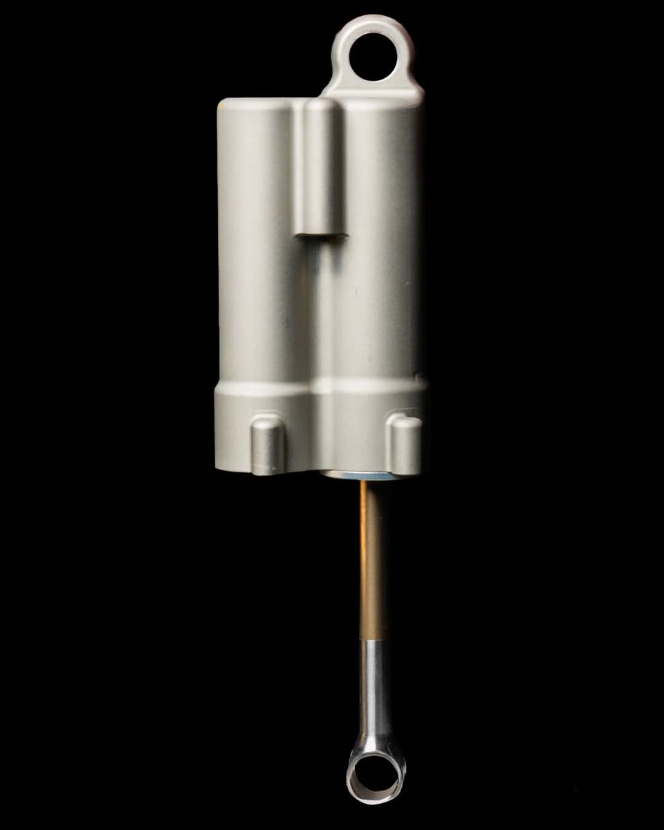 ScarbsTech's tweet photo. An @Ohlinsracing #F1 spec damper.
F1 dampers used to use fixed valving, swapping the entire unit for a different spec, rather than adjust it
But, with the bouncing problems since 2022, they returned to being adjustable, to react to the cars behaviour through the weekend.
#F1tech https://t.co/bguWp9pH65