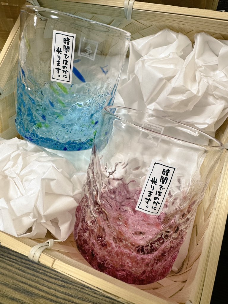 沖縄で買ったちょっと良い行李に入った蓄光琉球グラス✨

HEAVY GAUGEくらい光る✨