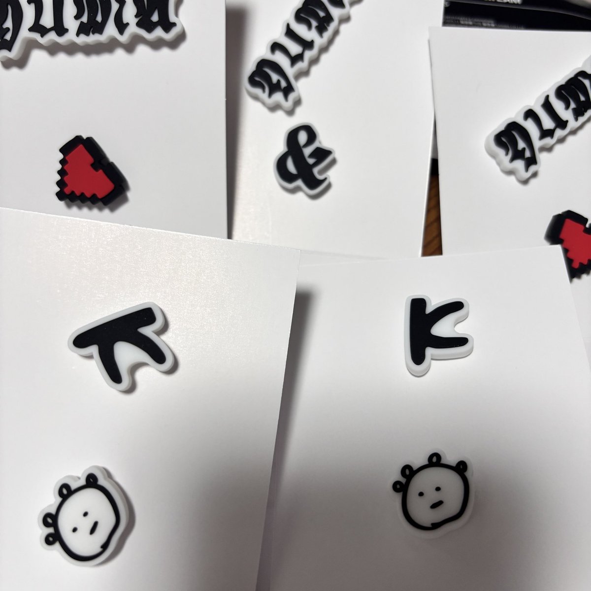ym_mp_'s tweet photo. ピンズ届いたから開封.ᐟ.ᐟ.ᐟ
ユマの足跡無かったや〜と思ってしょんぼりしてたけど
Kょんの頭ゴツゴツ(？)欲しくて買った2つからどっちも頭ゴツゴツ(？)でてきて大笑いしたのでよしとする🐾 https://t.co/DyWzgtj3s7