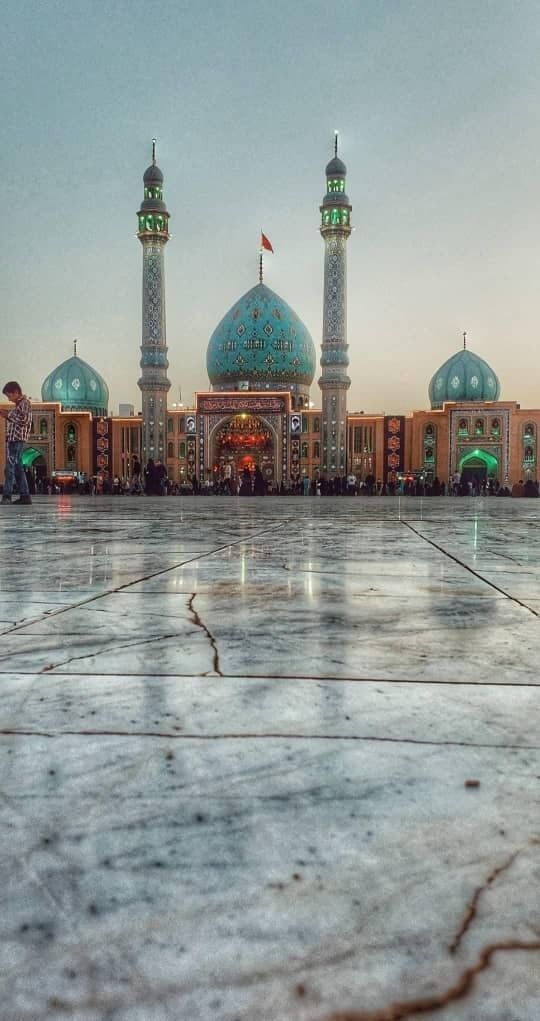 ✍🏻 دلنوشتهٔ زیبای حسن علاء سالم:
❣ مولای من احمدالحسن، خجالت می‌کشم که بگویم: «جانم فدایت»، چون در حقیقت این تو بودی که خودت و آسایشت و خانواده و نزدیکانت را فدای ما کردی …

✋درپیشگاهت می‌ایستم و سراسر وجودم این آرزوست که مرا بپذیری

#احمد_الحسن
#اللهم_عجل_لوليك_الفرج