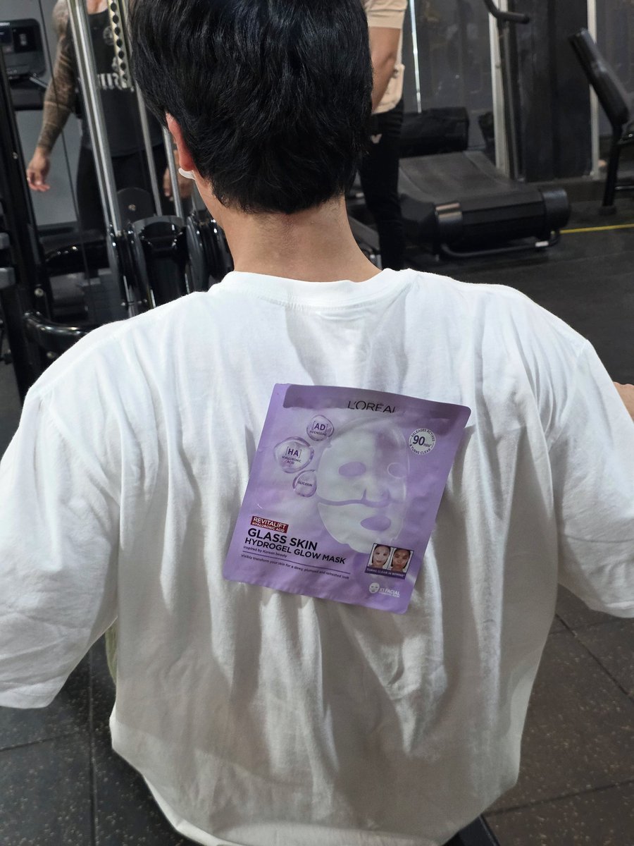 Tawan_V's tweet image. ยอมรับว่าไม่ตรงปกจริง มันอึ้งกว่าไง๊ !! มีหน้านี้เพราะลอรีอัลให้ มาส์ก ไฮโดรเจล ละเกาะหน้าเกาะหลังอะไรขนาดอะ ยกยังไงก็ไม่หลุดนายเองก็ควรจะขอบคุณฉันนะที่แบ่งให้ตั้งอันนึง ถ้าไม่ขอบคุณก็โอนเงินคือมาแสนห้า จบ