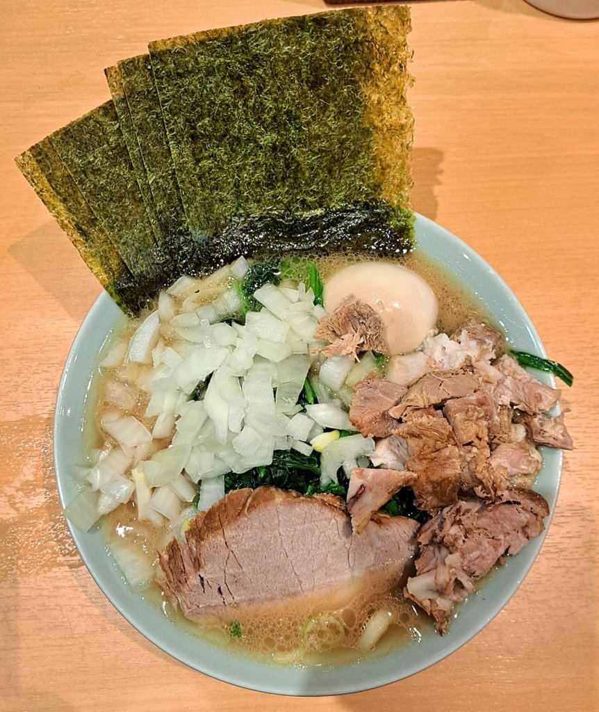 setsumen's tweet image. 静岡市葵区研屋町
家系ラーメン 貫徹家さん
ラーメン(味濃めかため)
トッピング→ほうれん草多め・たまねぎ・のりプラス3枚・味つけたまご・チャーシュー切り落とし
平日ランチタイム1杯無料のライス
#ラーメン #静岡 #葵区 #研屋町 #貫徹家 #ramen #家系ラーメン #静岡ラーメン