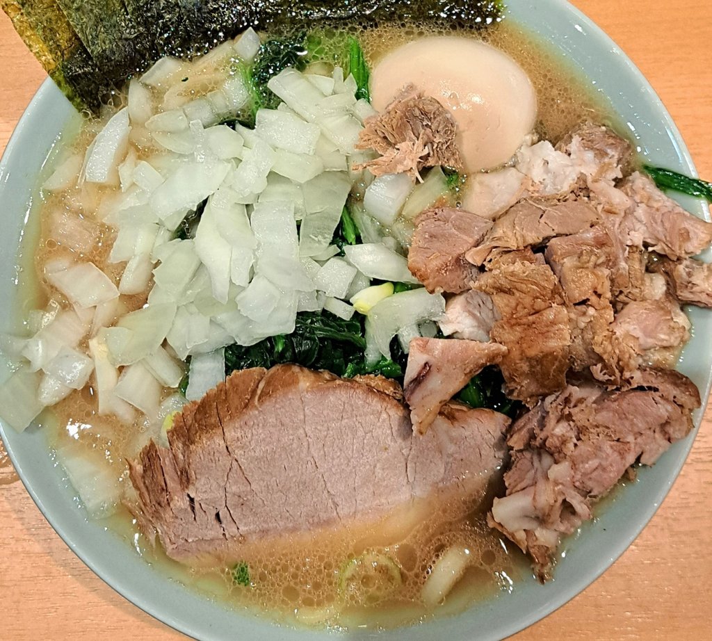 setsumen's tweet image. 静岡市葵区研屋町
家系ラーメン 貫徹家さん
ラーメン(味濃めかため)
トッピング→ほうれん草多め・たまねぎ・のりプラス3枚・味つけたまご・チャーシュー切り落とし
平日ランチタイム1杯無料のライス
#ラーメン #静岡 #葵区 #研屋町 #貫徹家 #ramen #家系ラーメン #静岡ラーメン