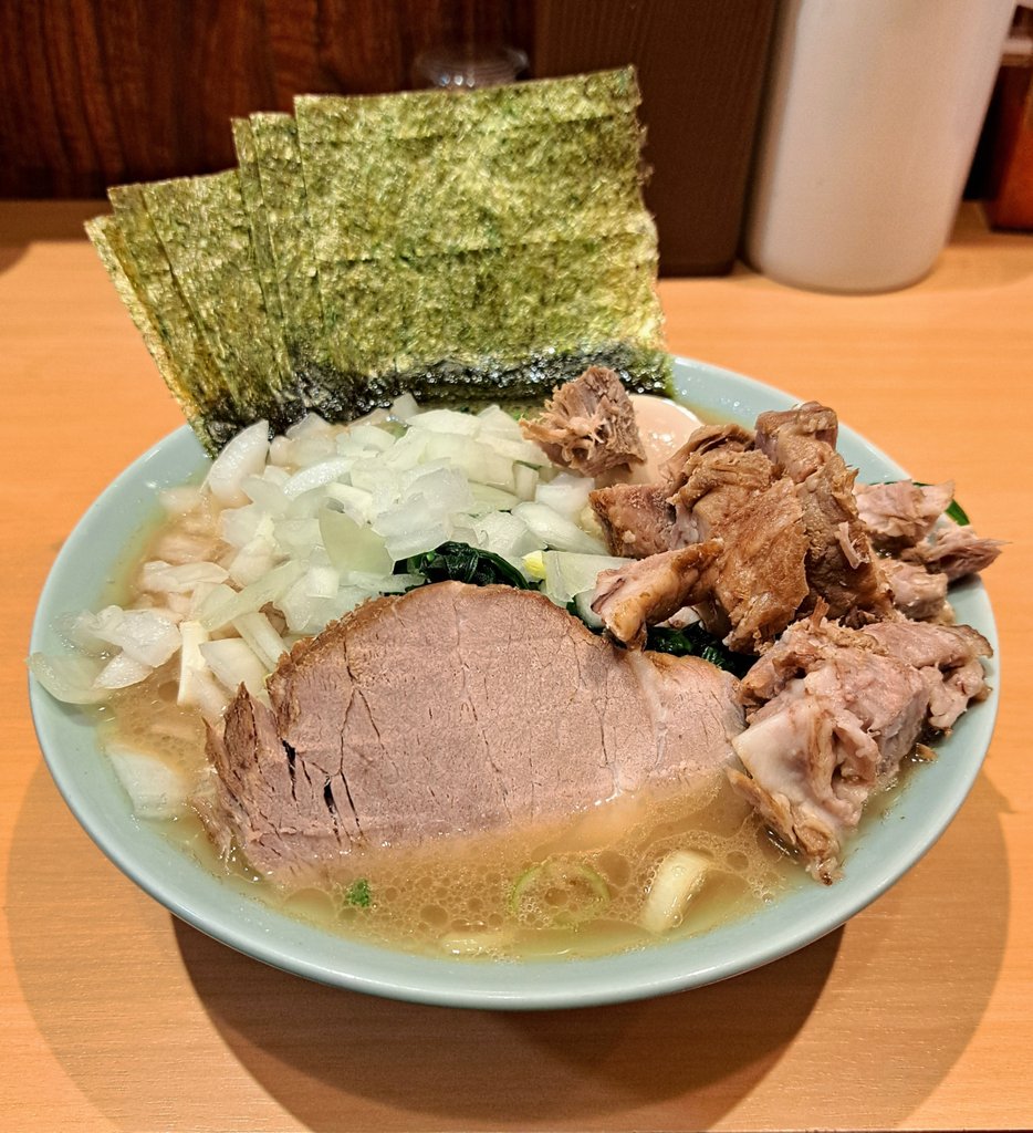 setsumen's tweet image. 静岡市葵区研屋町
家系ラーメン 貫徹家さん
ラーメン(味濃めかため)
トッピング→ほうれん草多め・たまねぎ・のりプラス3枚・味つけたまご・チャーシュー切り落とし
平日ランチタイム1杯無料のライス
#ラーメン #静岡 #葵区 #研屋町 #貫徹家 #ramen #家系ラーメン #静岡ラーメン