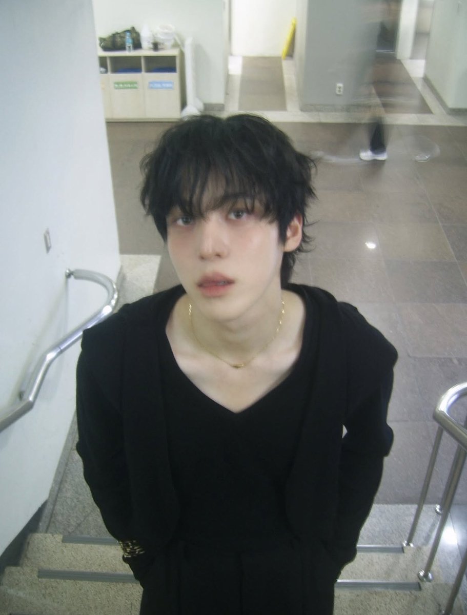 acidteez's tweet image. back at that fucking stairwell…