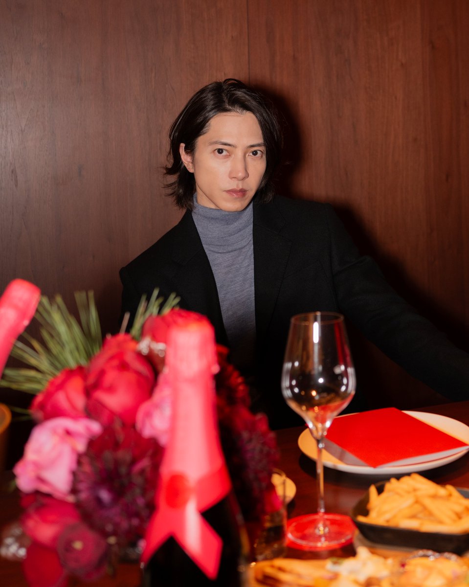 TrendNewsCaster's tweet photo. 【山下智久】バレンタインビジュアル公開！　『モエ・エ・シャンドン』　「SHARE THE LOVE」コレクション – TREND NEWS CASTER https://t.co/EvB944zbgi #山下智久 #バレンタイン https://t.co/KBmMQygkdI