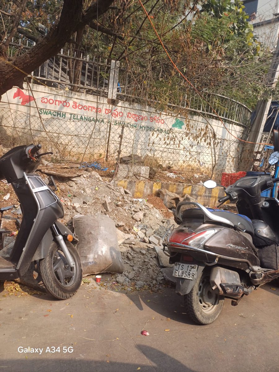 aruna_writes_'s tweet photo. Banjara Hills—Hyderabad’s posh address—has no proper footpaths.
Broken tiles, encroachments, vendors everywhere—pedestrians don’t matter.
A city calling itself global should first learn how to build sidewalks.
GHMC—big on size, poor on basics. https://t.co/9heaKiBA1m