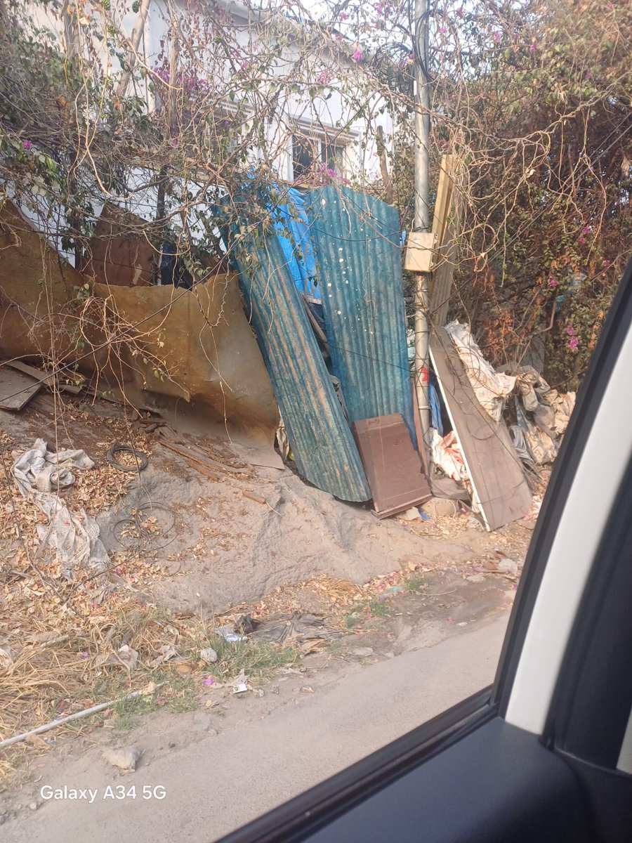 aruna_writes_'s tweet photo. Banjara Hills—Hyderabad’s posh address—has no proper footpaths.
Broken tiles, encroachments, vendors everywhere—pedestrians don’t matter.
A city calling itself global should first learn how to build sidewalks.
GHMC—big on size, poor on basics. https://t.co/9heaKiBA1m