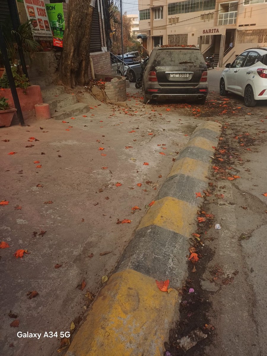 aruna_writes_'s tweet photo. Banjara Hills—Hyderabad’s posh address—has no proper footpaths.
Broken tiles, encroachments, vendors everywhere—pedestrians don’t matter.
A city calling itself global should first learn how to build sidewalks.
GHMC—big on size, poor on basics. https://t.co/9heaKiBA1m