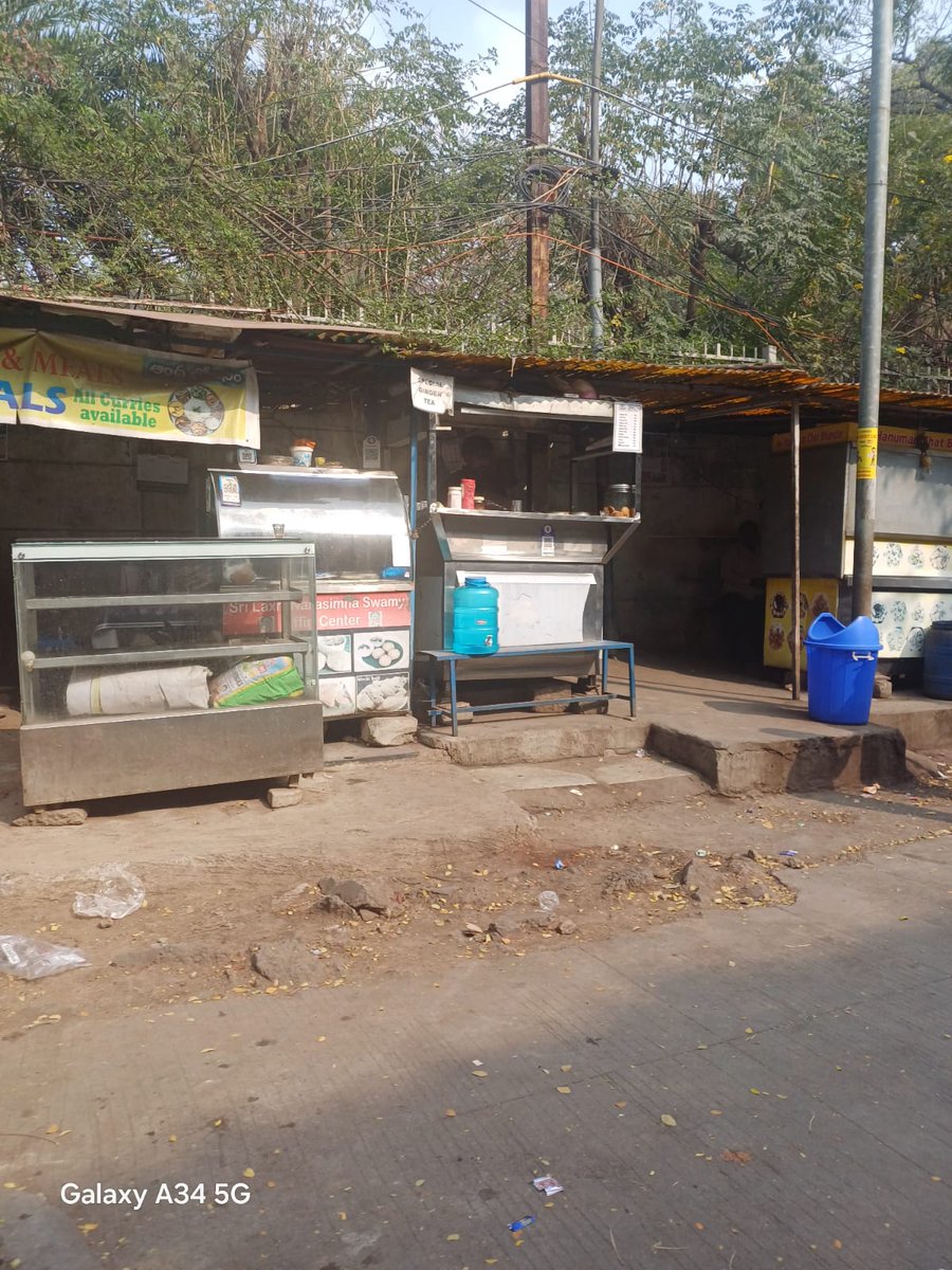 aruna_writes_'s tweet photo. Banjara Hills—Hyderabad’s posh address—has no proper footpaths.
Broken tiles, encroachments, vendors everywhere—pedestrians don’t matter.
A city calling itself global should first learn how to build sidewalks.
GHMC—big on size, poor on basics. https://t.co/9heaKiBA1m