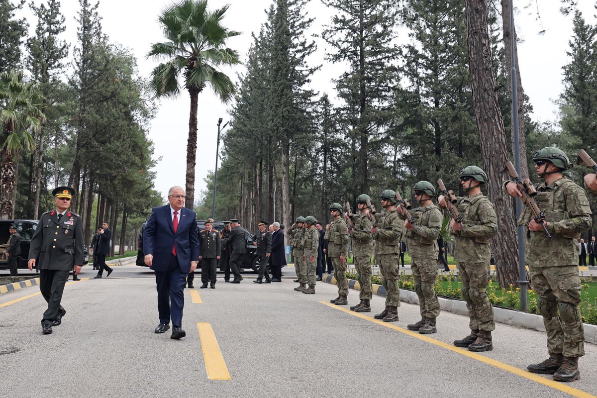 tcsavunma's tweet photo. Millî Savunma Bakanı Yaşar Güler, beraberinde Genelkurmay Başkanı Orgeneral Selçuk Bayraktaroğlu, Deniz Kuvvetleri Komutanı Oramiral Ercüment Tatlıoğlu, Hava Kuvvetleri Komutanı Orgeneral Ziya Cemal Kadıoğlu, Kara Kuvvetleri Komutanı Orgeneral Metin Tokel ve 2’nci Ordu Komutanı Korgeneral Zorlu Topaloğlu ile Osmaniye’ye gitti.

Bakan Yaşar Güler ve beraberindeki TSK Komuta Kademesi ilk olarak 12’nci Komando Tugay Komutanlığına geçerek inceleme ve denetlemelerde bulundu.

Bakan Yaşar Güler ve beraberindeki komutanlar, öğle yemeğini Mehmetçiklerimizle birlikte yedi.

#MillîSavunmaBakanlığı
#YaşarGüler