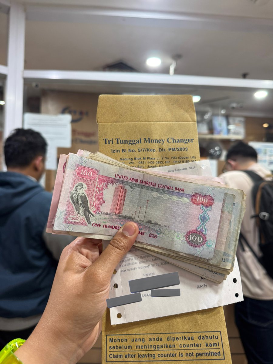 as always selalu nuker duid mata uang aseng di money changer tri tunggal blok m

rate nya lebih murah dari pada di money changer2 di scbd (deket kantor)

ini aja total selisih nya 350rb mereka🤡

rame bener btw ni tempat. pada mau liburan jg yh (bentar lg kan long weekend)🤭