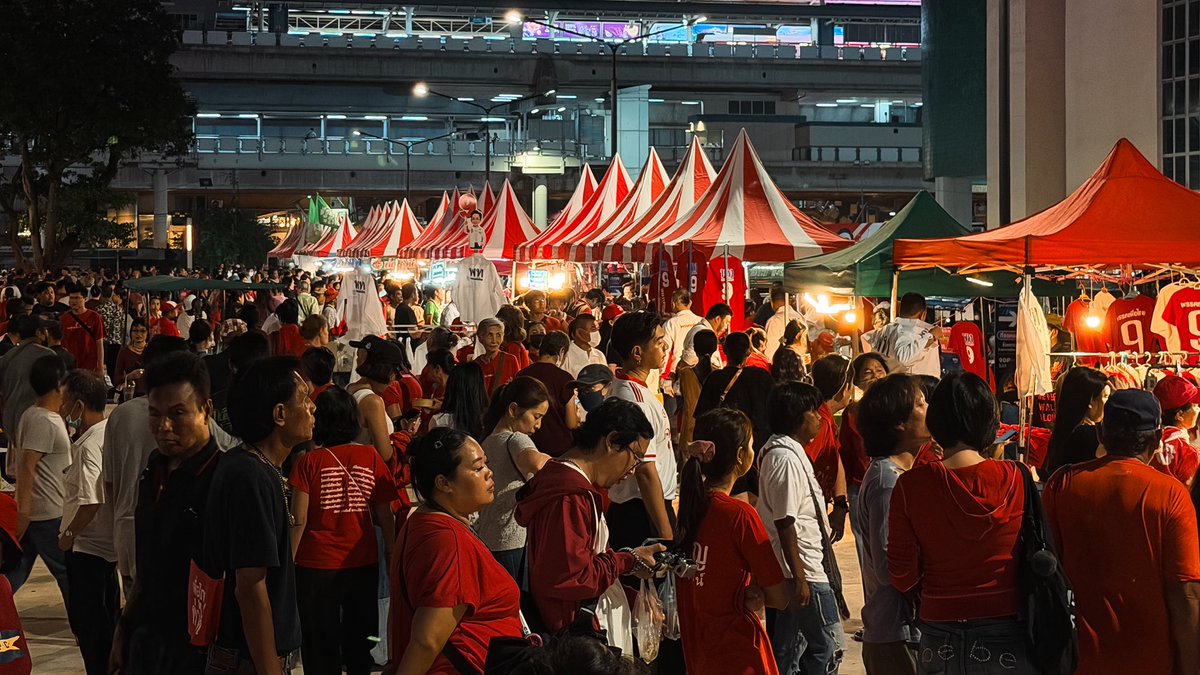 PheuThaiParty's tweet image. 18.45 น. #แดงไหน ไม่รู้ แต่สนามเทพหัสดิน แตกแล้วจ้า!!! 

ขอบคุณ “ทุกแดง” ที่จิตแข็ง และมาแสดงตัวยืนเคียงข้างในวันที่ไม่ง่าย และยังเชื่อว่า #ยศชนันทำได้ ทำให้ไทยยิ่งใหญ่ เลือกพรรคเพื่อไทย เบอร์ 9 ให้ชนะขาด

💯💯💯

#เพื่อไทยเบอร์9
#เพื่อไทย2ใบ
#เพื่อไทยทำได้
#ยศชนันทำได้…