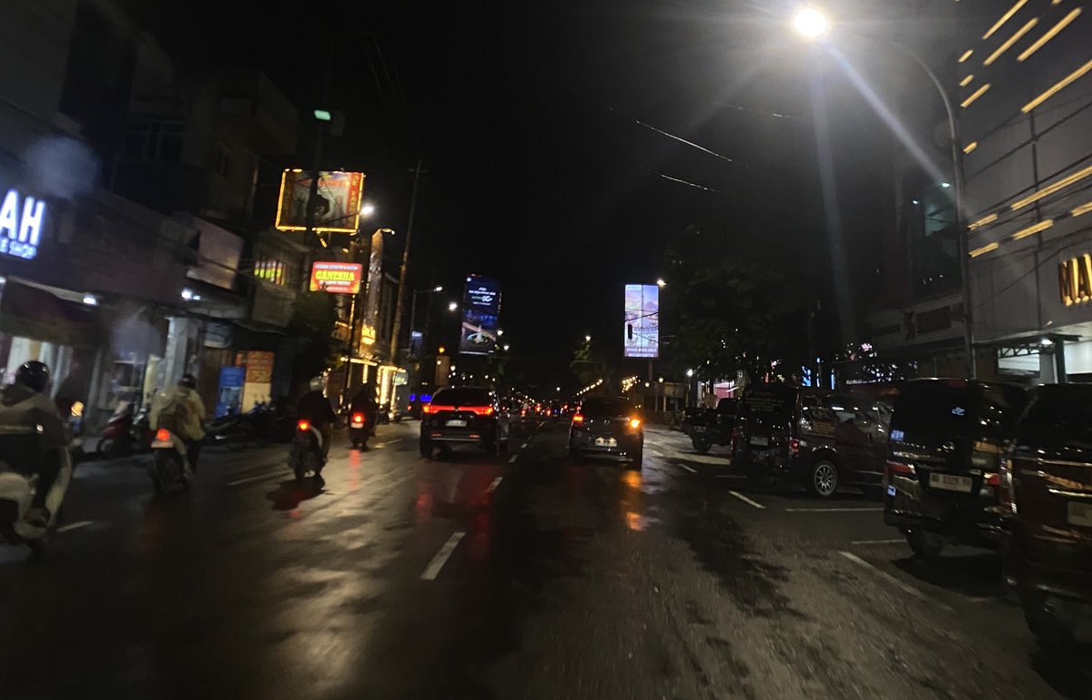 ada titik-titik di ujung doa-doa keselamatan penutup malam.
kuisi dengan namamu.
kucoba memaafkanmu selalu 🥲
kalau disitu ada salahku maafkanku juga… 

jgj - 06022025