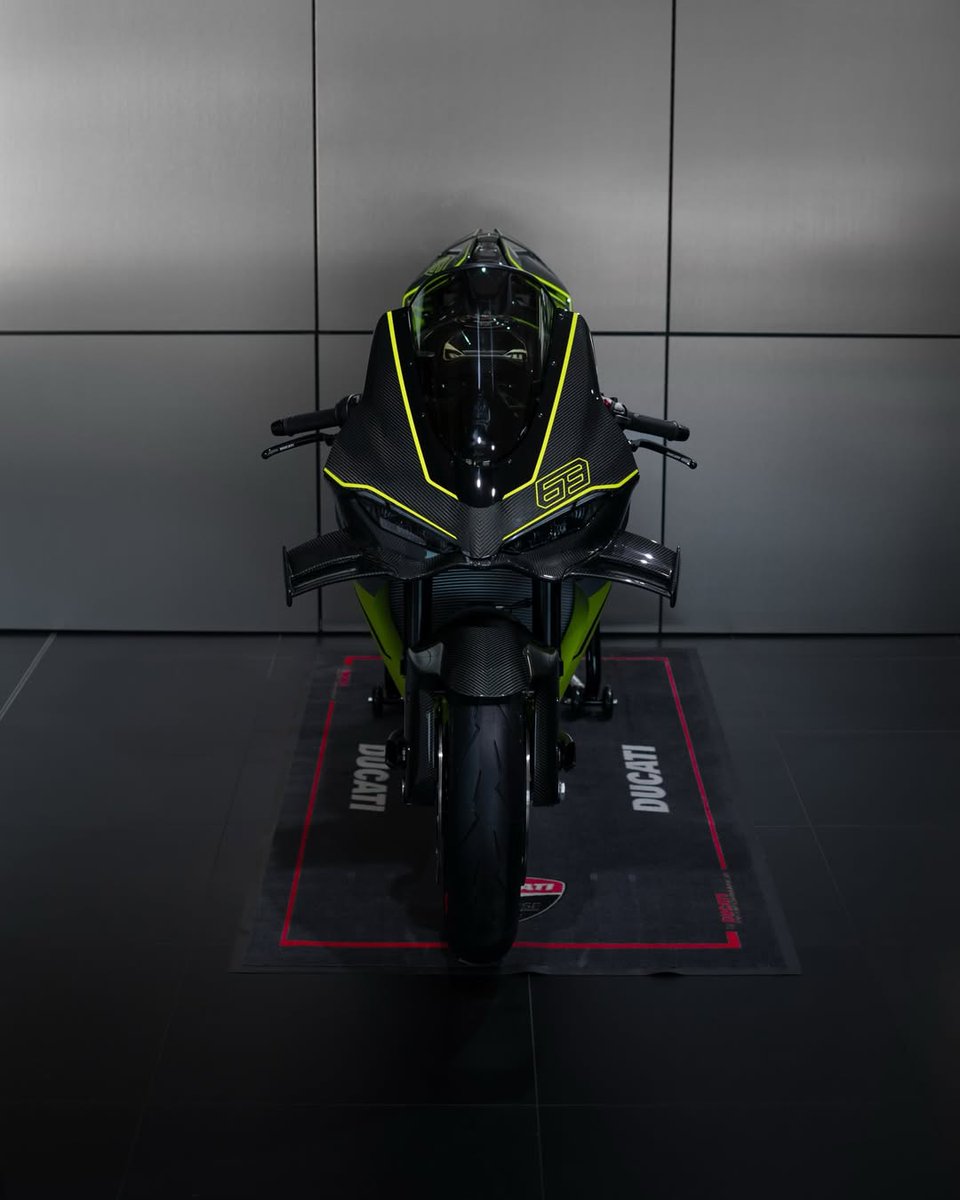 competitionreal's tweet photo. Ducati Panigale V4 X Lamborghini 🚀 https://t.co/MStIBW6NqL