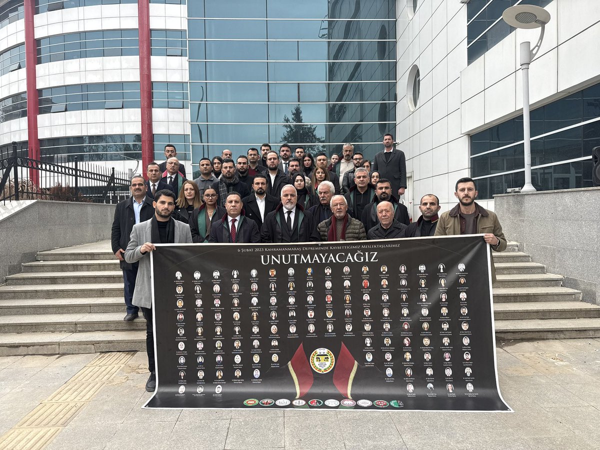 6 Şubat depreminin 3.yıldönümünde depremde yitirdiğimiz meslektaşlarımız ve tüm canlarımıza Allah’tan rahmet diliyoruz.açıklamamıza katılan, depremin ilk günlerinden bu yana yanımızda olan TBB Yönetim Kurulu üyesi Av.Ali Bayram ve açıklamaya katılan tüm üyelerimize teşekkür