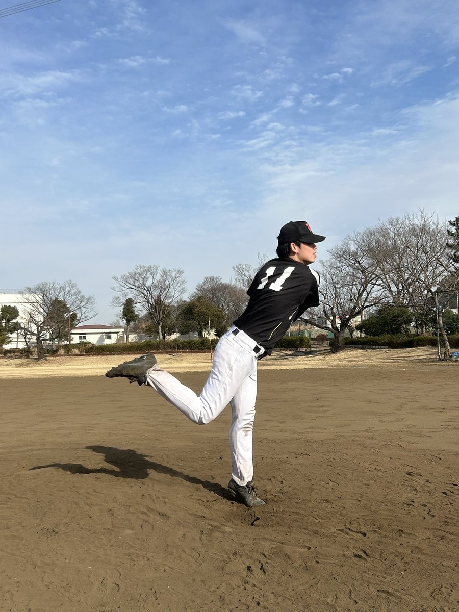 tmu_rad's tweet photo. 2/5(木)に卒業生の追い出し紅白戦をしました🟥🤍
来てくださった先輩方は、卒論や研究が忙しいなかでも練習に顔を出したり、合宿の進行を手伝ったりして支えてくれた方々です。
感謝を忘れずに、これからの活動も続けていきます！ https://t.co/fDZxNltdj7