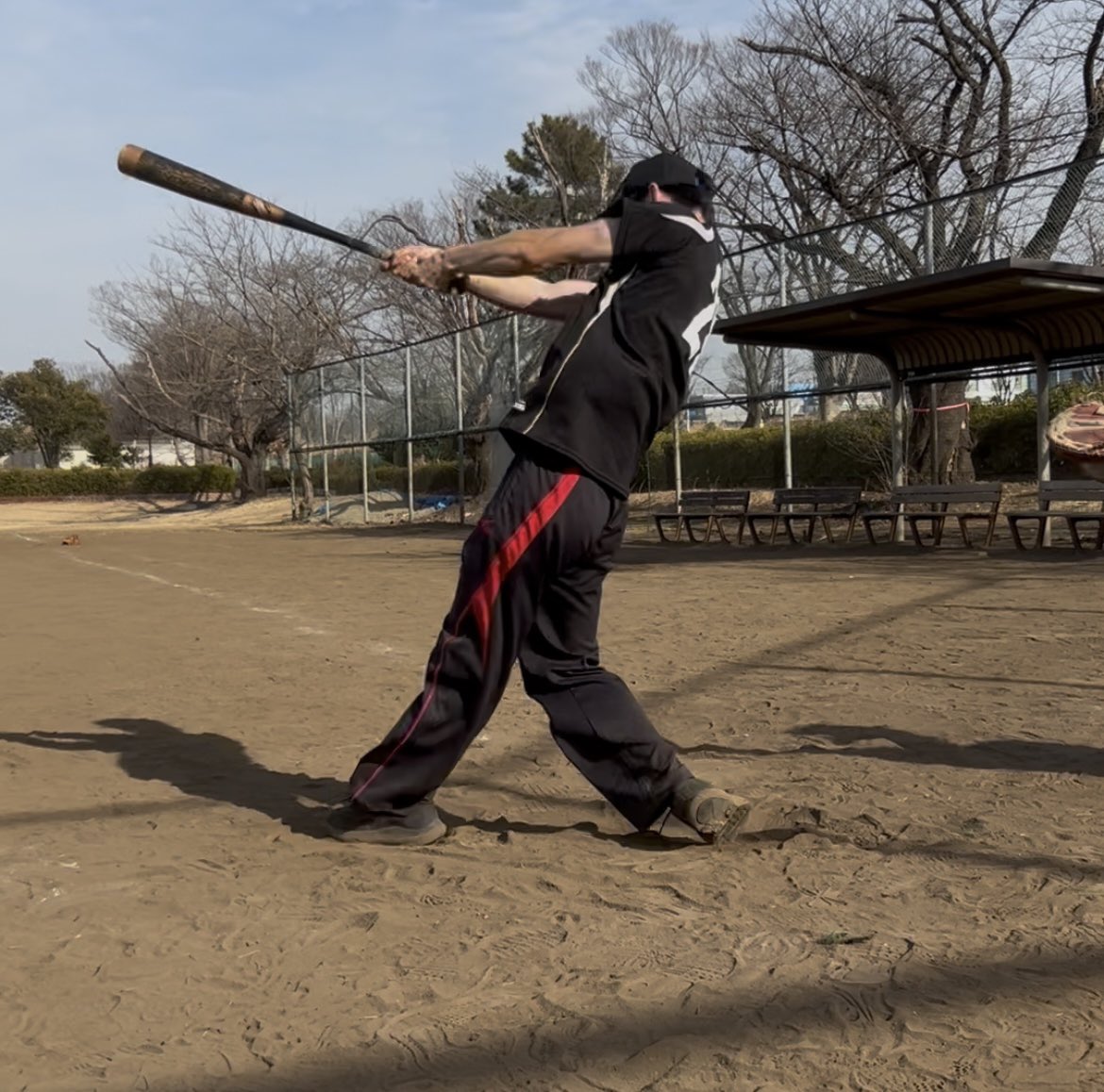 tmu_rad's tweet photo. 2/5(木)に卒業生の追い出し紅白戦をしました🟥🤍
来てくださった先輩方は、卒論や研究が忙しいなかでも練習に顔を出したり、合宿の進行を手伝ったりして支えてくれた方々です。
感謝を忘れずに、これからの活動も続けていきます！ https://t.co/fDZxNltdj7