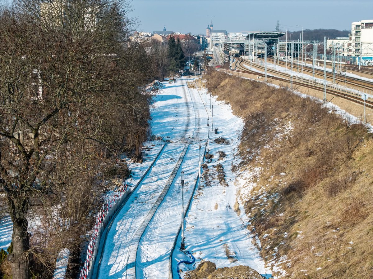 Work in progress!

Kolejny etap Parku Kolejowego nabiera kształtów! Powstaje nowy ciąg pieszo-rowerowy, który połączy Zabłocie z ul. Powstańców Wielkopolskich 🌳

👉 facebook.com/share/p/1CWm9B…

📷 Jan Graczyński/ <a href="/krakow_pl/">Kraków</a>